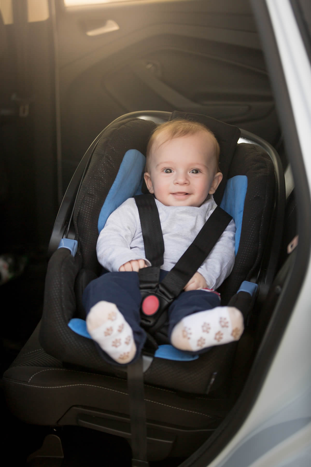 CARANTOÑAS chico-lindo-nino-sentado-asiento-ninos-coche